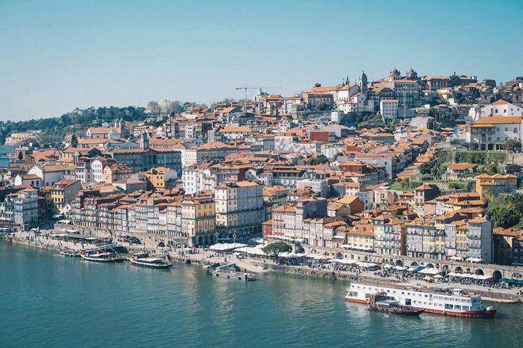 American investor in Lisbon looking at private equity Golden Visa opportunities in Portugal